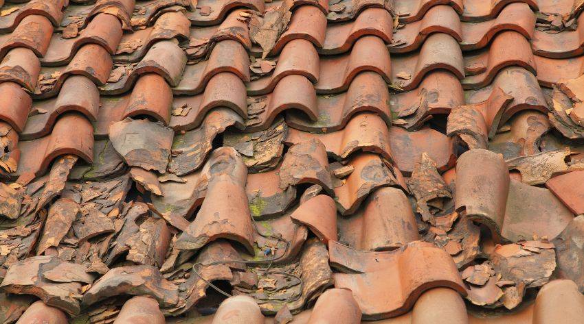 broken roof tile causes